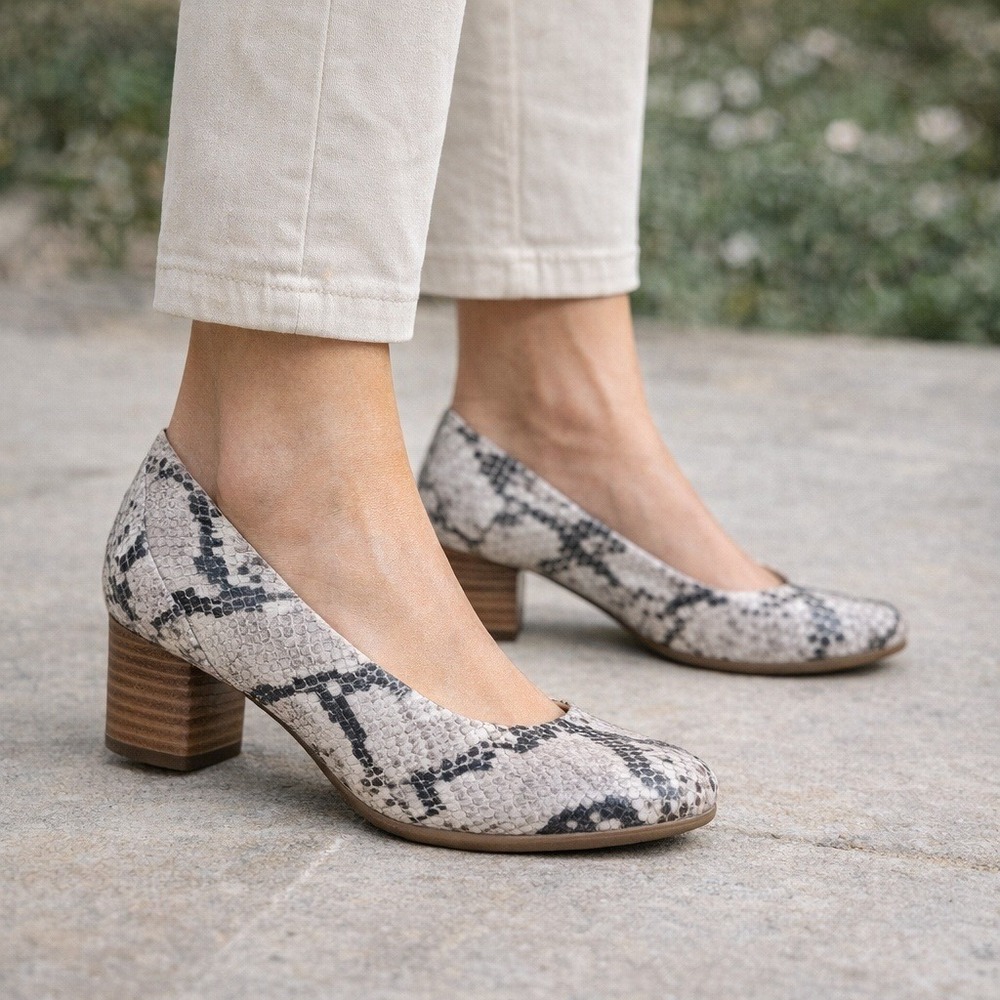Clarks Unstructured Snakeskin Pumps Leather Block Heel Round Toe Women 7 Comfort
